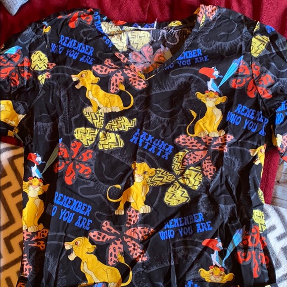 Three scrub shirts - Picture 4 of 7